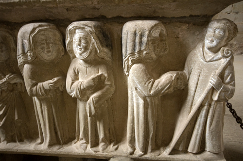 Procesión de monjas de la cara lateral de la tumba de Urraca en la sala capitular de Cañas